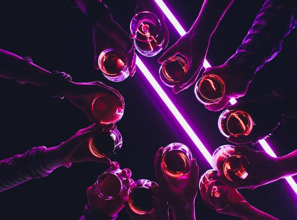 Óculos com álcool e brinde, festa. Parabéns ao evento. Alegre festa amigos . — Fotografia de Stock