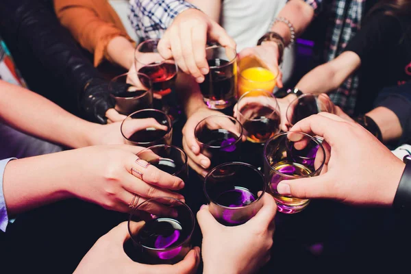 Gläser klirren mit Alkohol und Anstoßen, Party. Glückwunsch zur Veranstaltung. Fröhliche Parteifreunde. — Stockfoto