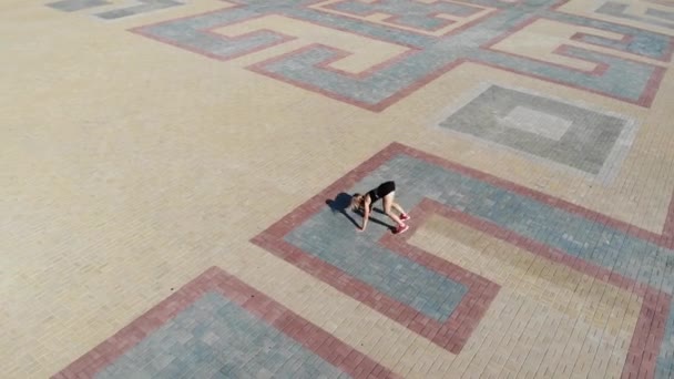 Vista superior de la mujer atlética joven atractiva velocidad corriendo en asfalto de la ciudad y entrenamiento en la mañana en un día soleado de verano. Corredor femenino entrenando al aire libre. concepto deportivo . — Vídeos de Stock