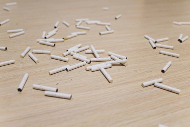 Tütün iqos sisteminin sopa kullanılır. Ezelî yakıcı tütün Sigara.