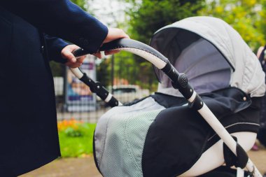 el tutan bir bebek arabası. aile için konsept fotoğraf.