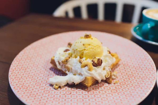 Waffles de trigo inteiro com sorvete, xarope de bordo e café. Fundo de madeira. Fechar . — Fotografia de Stock