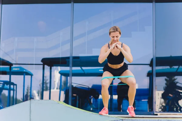 Vy av en kvinnlig idrottare som gör vissa tricep dips på en parkbänk. — Stockfoto