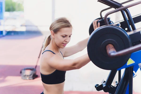 Bazı tricep dips bir parkta bankta yapıyor bir kadın atlet profil görünümü. — Stok fotoğraf