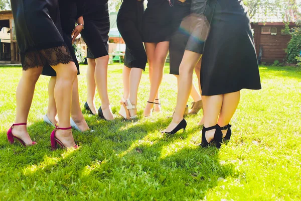 Primer plano de las piernas femeninas elegantes en el fondo . — Foto de Stock