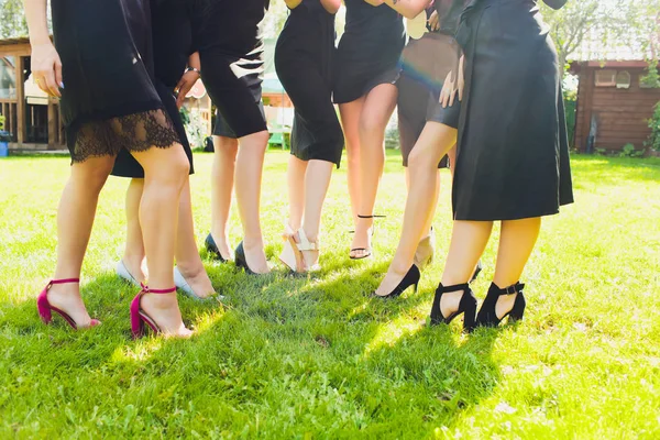 Närbild av eleganta kvinnliga ben på bakgrunden. — Stockfoto