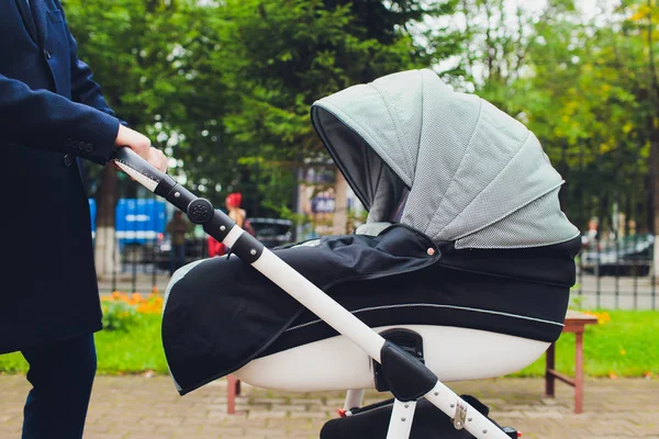 Mano che tiene un passeggino. concetto foto per la famiglia . — Foto Stock