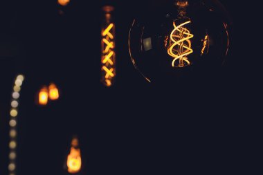 ampul Edison filaman retro vintage dekor tuğla üzerinde arka plan duvar. Aydınlatma Dekorasyon.