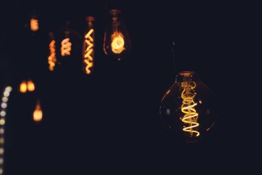 ampul Edison filaman retro vintage dekor tuğla üzerinde arka plan duvar. Aydınlatma Dekorasyon.