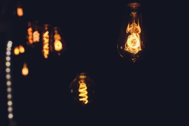 ampul Edison filaman retro vintage dekor tuğla üzerinde arka plan duvar. Aydınlatma Dekorasyon.