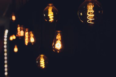 ampul Edison filaman retro vintage dekor tuğla üzerinde arka plan duvar. Aydınlatma Dekorasyon.