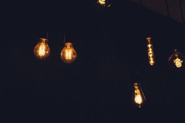 ampul Edison filaman retro vintage dekor tuğla üzerinde arka plan duvar. Aydınlatma Dekorasyon.