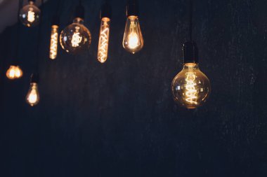 ampul Edison filaman retro vintage dekor tuğla üzerinde arka plan duvar. Aydınlatma Dekorasyon.