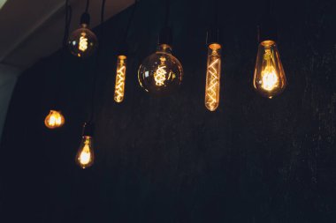 ampul Edison filaman retro vintage dekor tuğla üzerinde arka plan duvar. Aydınlatma Dekorasyon.