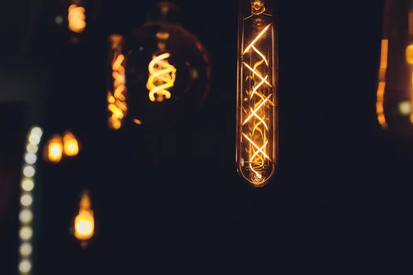 Лампочка Edison нити ретро винтажный декор на фоне кирпичной стены. Оформление освещения . — стоковое фото