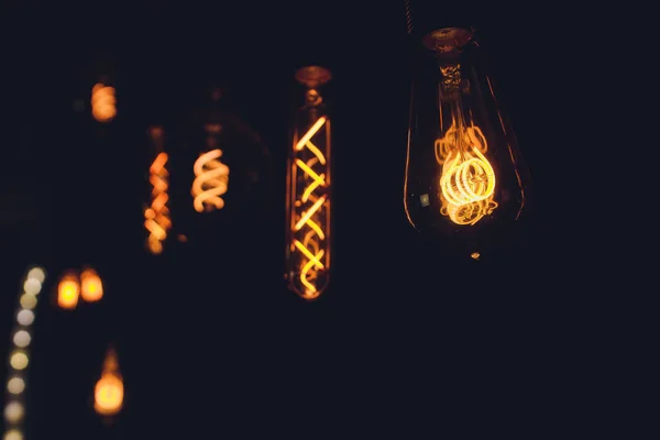 Lâmpada Edison filamento retro decoração vintage no fundo da parede de tijolo. Iluminação decoração . — Fotografia de Stock