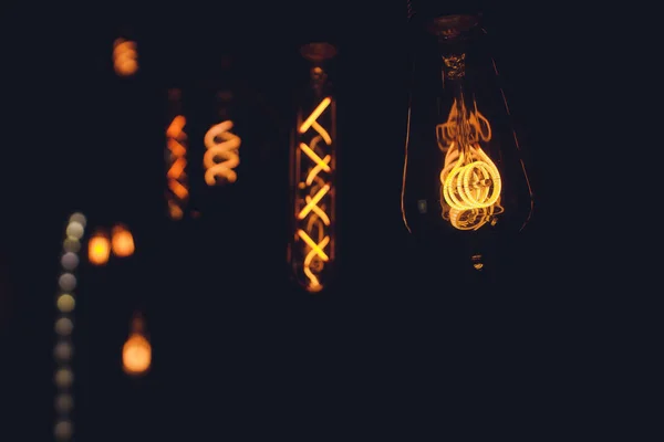 Žárovky Edison žárovky retro vintage výzdoba na cihlovou zeď pozadí. Dekorativní osvětlení. — Stock fotografie