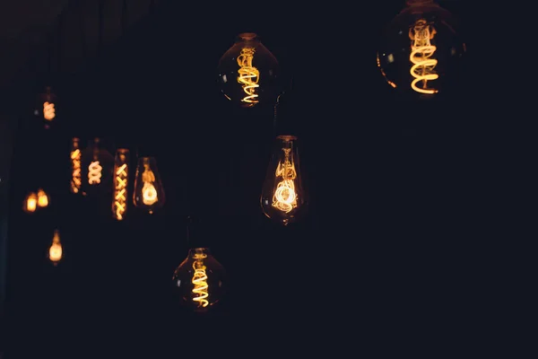 Ampoule Edison filament rétro décor vintage sur fond de mur de briques. Décoration d'éclairage . — Photo