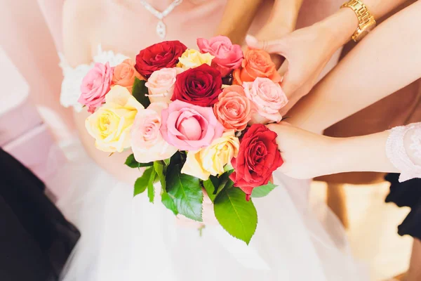 신부의 손에 있는 아름다운 꽃다발. — 스톡 사진