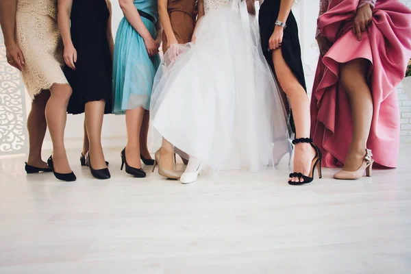 Primer plano de las piernas femeninas elegantes en el fondo . — Foto de Stock