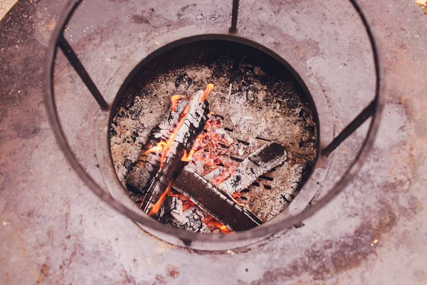 Rejillas de cocción de hierro fundido sucias en la parrilla de gas al aire libre de 6 quemadores . — Foto de Stock