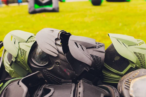 검은 색과 녹색 페인트 볼 헬멧입니다. 페인트볼게임용 마스크, 헬멧. — 스톡 사진