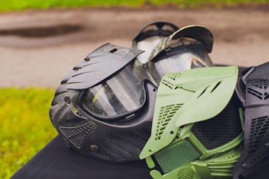 siyah ve yeşil paintball kask. Maske, paintball bir oyun için bir kask.