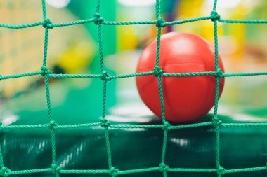 Modern oyun alanı kapalı. Oyun odasında çocuklar orman. Çocuk spor salonunda yuvarlak tünel.