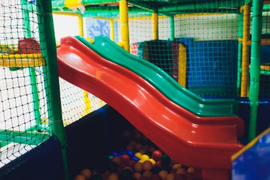 Modern oyun alanı kapalı. Oyun odasında çocuklar orman. Çocuk spor salonunda yuvarlak tünel.