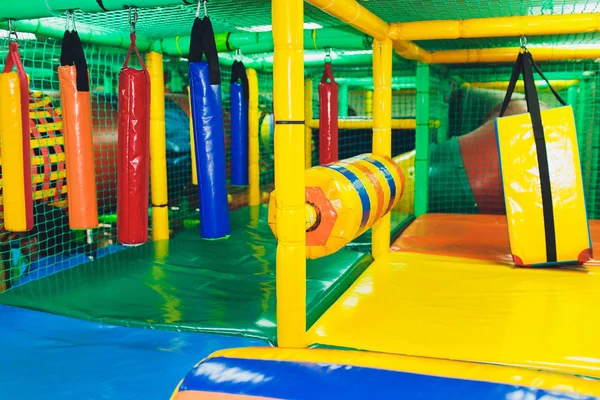 Moderno patio interior. Jungla de niños en una sala de juegos. Túnel redondo en gimnasio infantil . — Foto de Stock