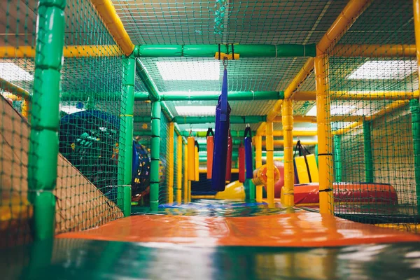 Modern játszótér, fedett. Gyerekek dzsungel egy játszószobában. Kerek alagút gyermek tornateremben. — Stock Fotó