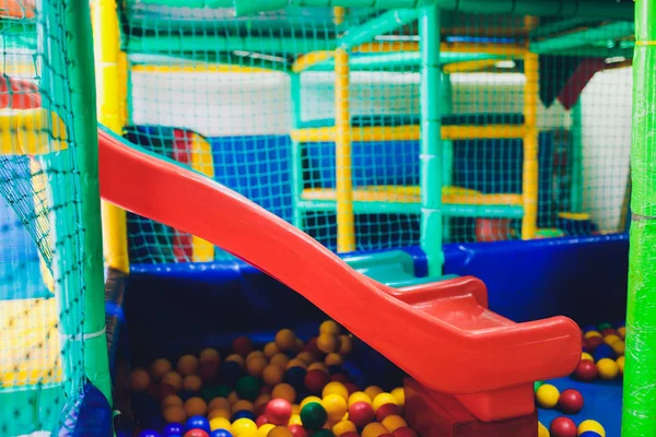 Moderne Spielplätze im Innenbereich. Kinder Dschungel in einem Spielzimmer. Rundtunnel in Kinderturnhalle. — Stockfoto