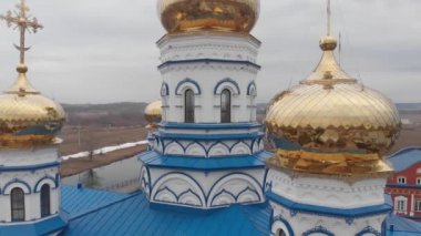 kiliseler ve Chuvashia Tsivilsk kentinde manastır unsurları, bir yaz akşamı çekildi.