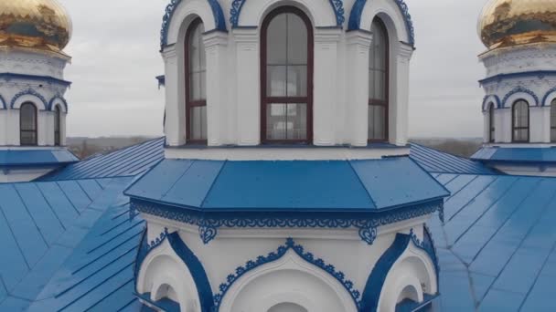 Kyrkor och deras delar av klostret i staden Tsivilsk i Chuvashia, filmade på en sommarkväll. — Stockvideo