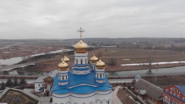 Kyrkor och deras delar av klostret i staden Tsivilsk i Chuvashia, filmade på en sommarkväll. — Stockvideo