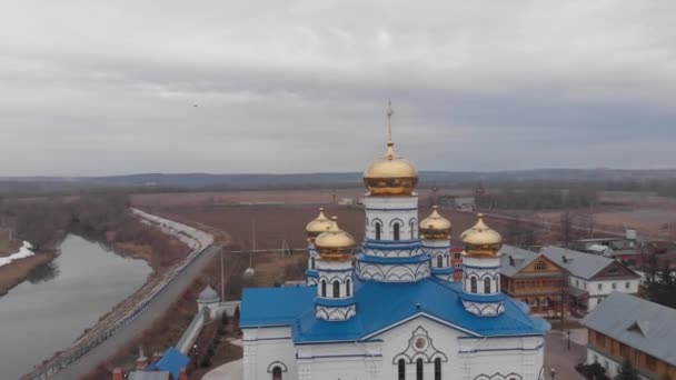 Kyrkor och deras delar av klostret i staden Tsivilsk i Chuvashia, filmade på en sommarkväll. — Stockvideo