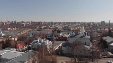 kiliseler ve Chuvashia Tsivilsk kentinde manastır unsurları, bir yaz akşamı çekildi.