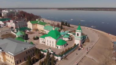 Kutsal Teslis Ortodoks Manastırı. Şehir manzarası, eski şehir, Volga nehri. Cheboksary, Chuvashia.