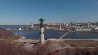 Cheboksary, Chuvashia, Rusya - 13 Eylül, 2018: Chuvash halkının anne-hamisi Anıtı, tarihi rıhtım.