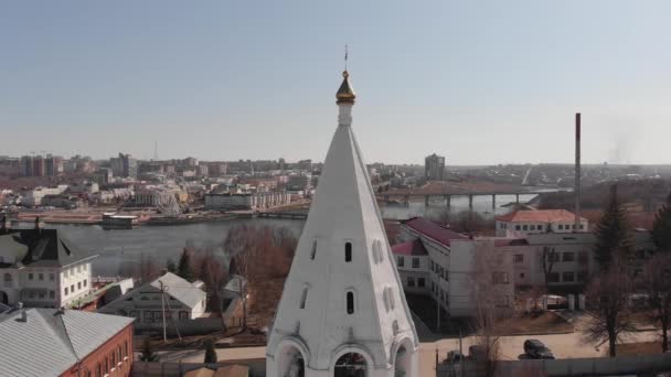 Iglesias y sus elementos del convento en la ciudad de Tsivilsk en Chuvashia, filmado en una noche de verano . — Vídeo de stock