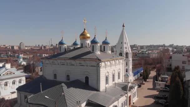 Церкви и их элементы монастыря в городе Цивильске в Чувашии, снятые летним вечером . — стоковое видео