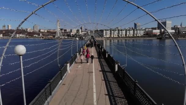 26 augustus 2019: Dijk van de baai van Cheboksary met voetgangersbrug en het standbeeld van de patroon moeder. Cheboksary. Rusland. — Stockvideo