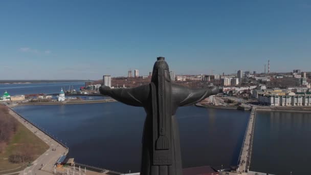 Tscheboksary, chuwaschija, russland - 13. September 2018: Denkmal der Mutter-Patronin des tschuwaschischen Volkes, historische Uferpromenade. — Stockvideo