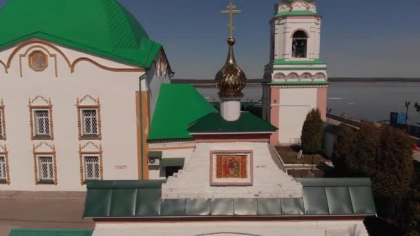Holy Trinity ortodoxa klostret. Stadslandskap, gammal stad, Volga flod. Cheboksary, Chuvashia. — Stockvideo