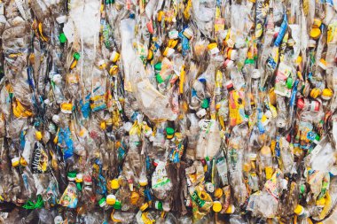 Ufa, Rusya, 1 Temmuz 2019: Büyük eski plastik şişe yığını.