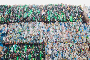 Ufa, Rusya, 1 Temmuz 2019: Büyük eski plastik şişe yığını.