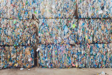 Ufa, Rusya, 1 Temmuz 2019: Büyük eski plastik şişe yığını.