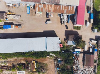 Ufa, Rusya, 1 Temmuz 2019: Atık işleme tesisinde tetra pak suyu ambalajlarının plastik balyaları. Ayrı çöp toplama ve yeniden kullanma kavramı.