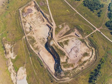 Dağ çöpü, büyük çöp yığını, bozulmuş çöp. Koku ve toksik kalıntı yığını. Bu çöpler kentsel alanlardan, sanayi bölgelerinden geliyor. Tüketici toplumu büyük atıklara neden olur. Kurtulamıyorum.