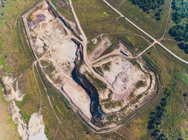 Dağ çöpü, büyük çöp yığını, bozulmuş çöp. Koku ve toksik kalıntı yığını. Bu çöpler kentsel alanlardan, sanayi bölgelerinden geliyor. Tüketici toplumu büyük atıklara neden olur. Kurtulamıyorum.